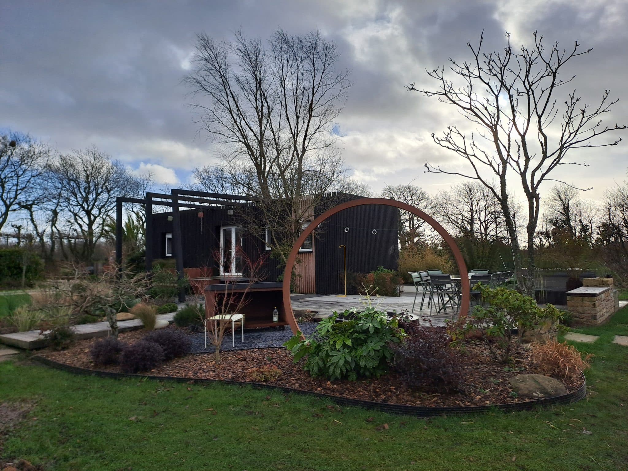 Aménagement paysager, coin terrasse, brasero et spa